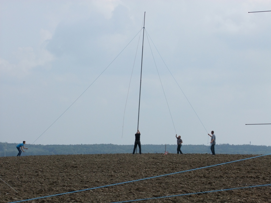 Erecting one of our 4 of the 12 meters mast for our 200 meters Skywire loop - PA3DYA ©