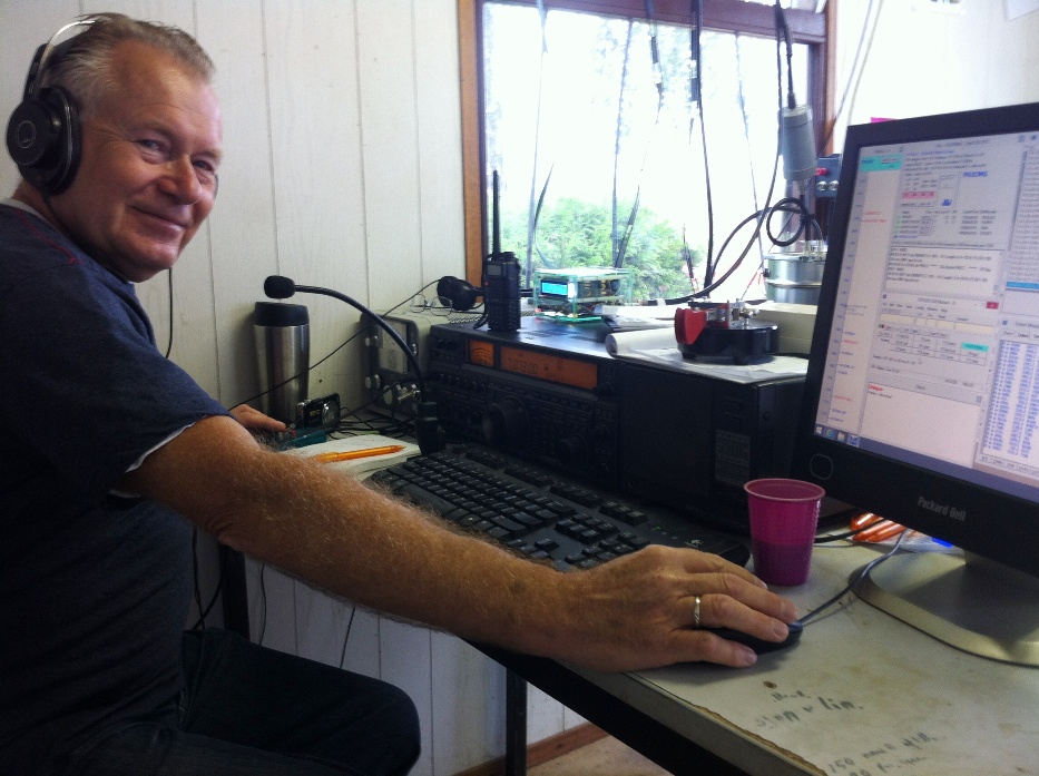 PA3CWQ (Harry) enjoys working on 40 meters SSB with our big 200 meters horizontal squareloop - PD2LEO ©